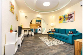 Modern 1BR Apartment with Private Garden Top Center